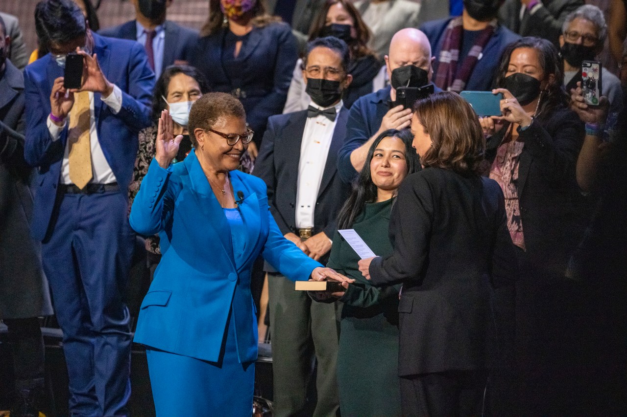 Video shows Mayor Karen Bass refuse to answer L.A. fires